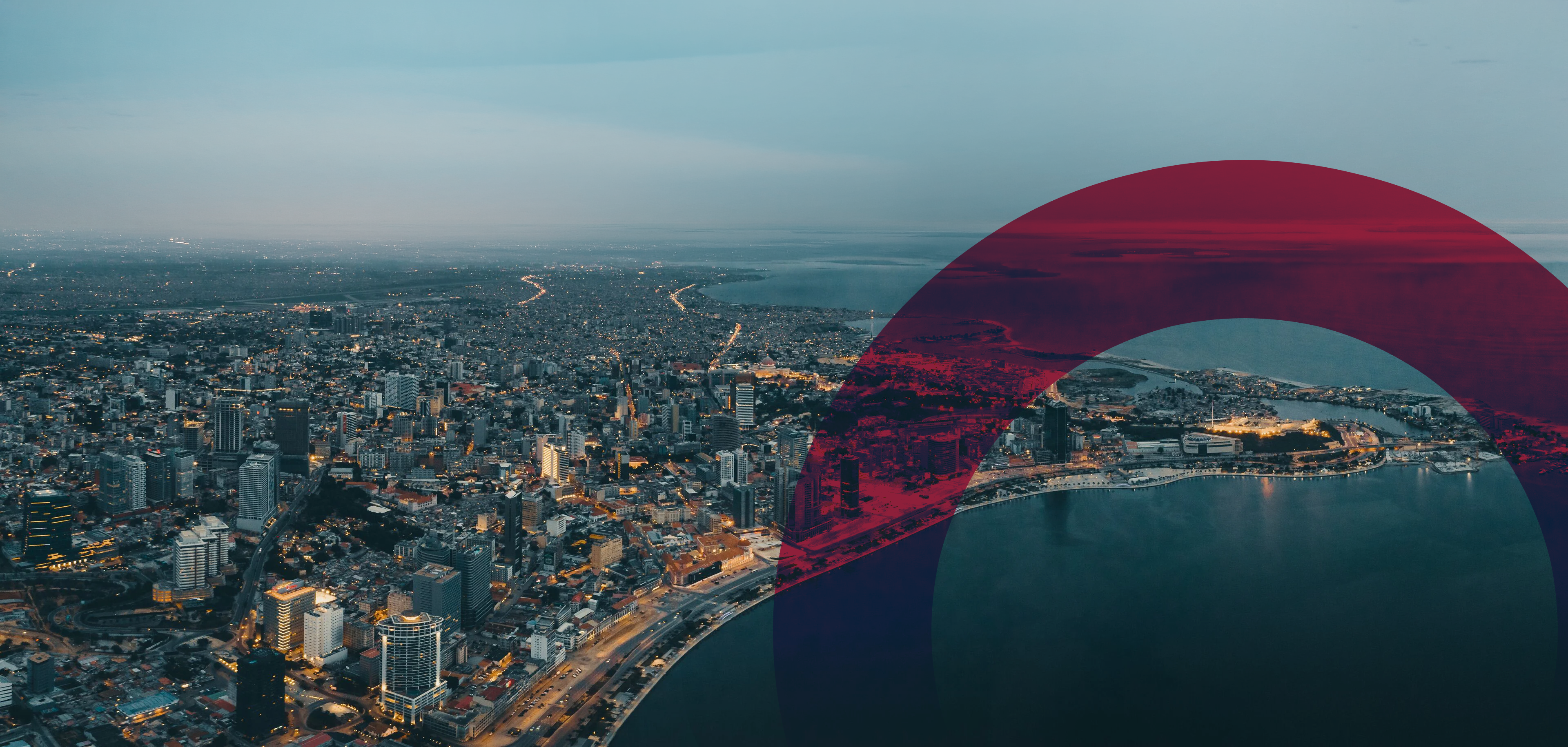 Vista aérea de Luanda ao anoitecer